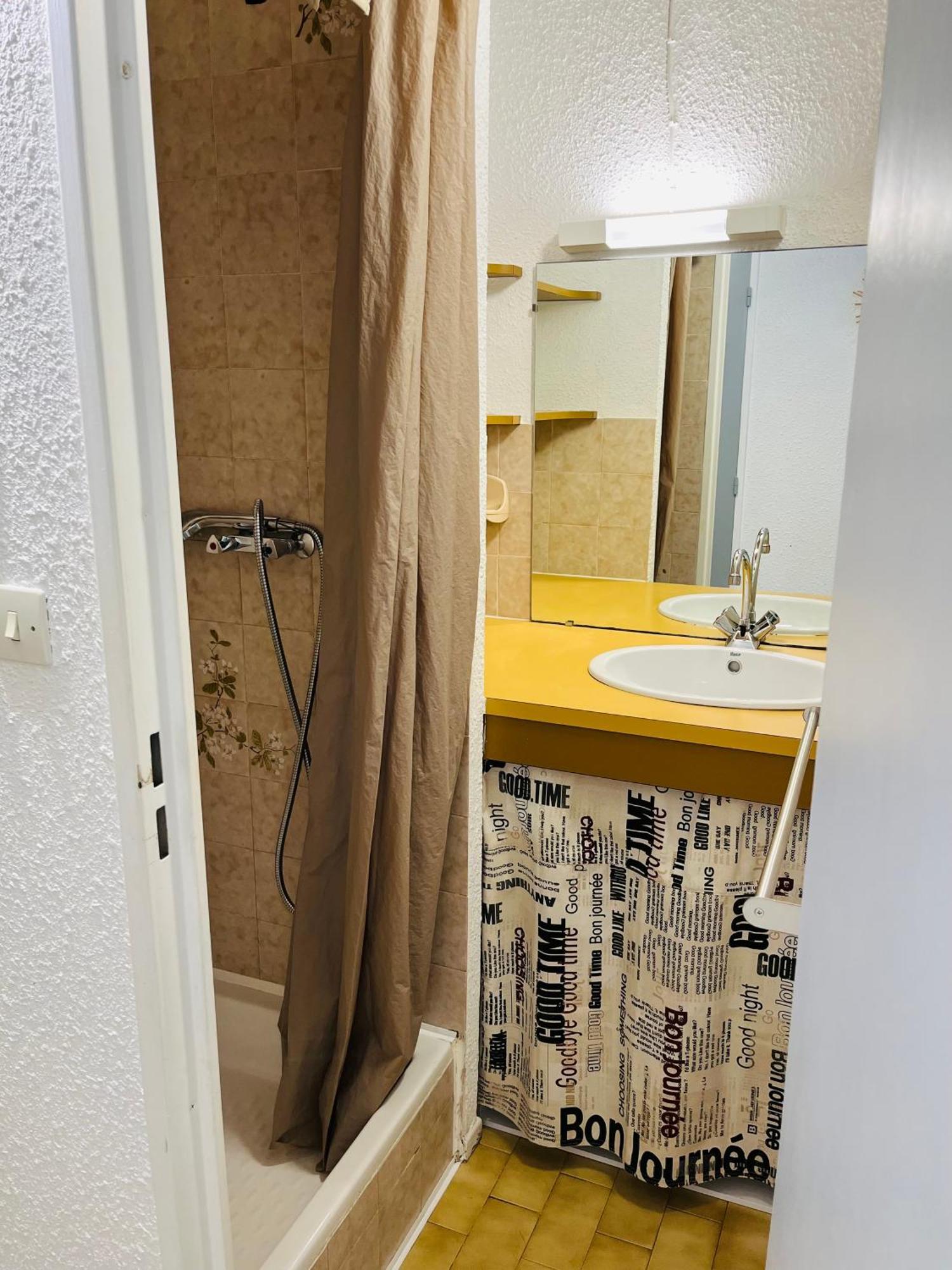 Studio Cabine 4 Couchages Avec Piscine Lb Le Grau-du-Roi Luaran gambar